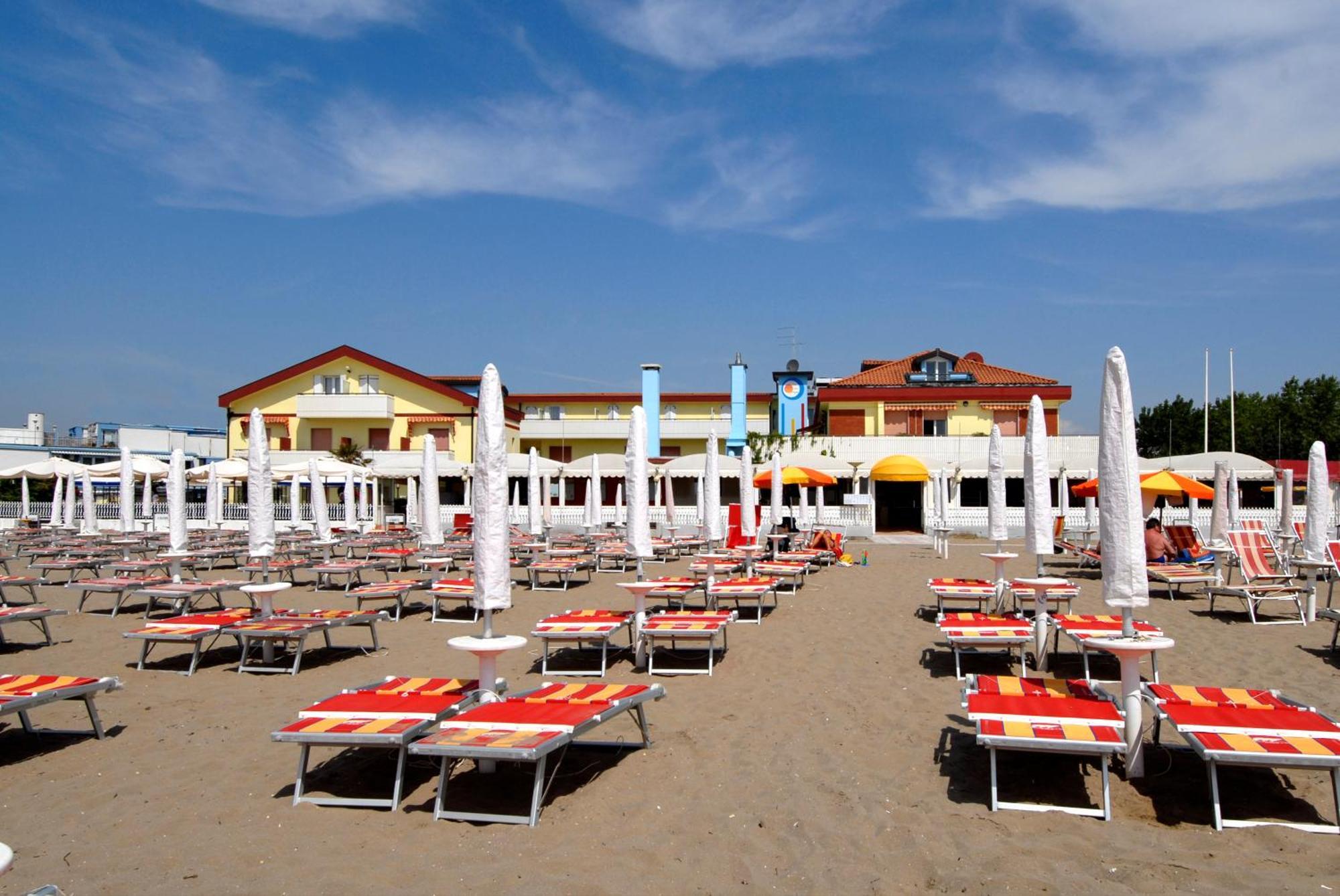Hotel Righetto Fronte Mare カヴァッリーノ・トレポルティ エクステリア 写真