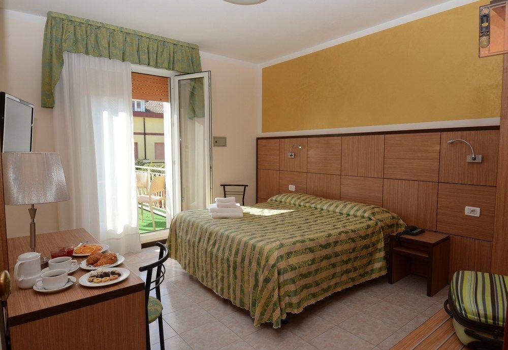 Hotel Righetto Fronte Mare カヴァッリーノ・トレポルティ エクステリア 写真