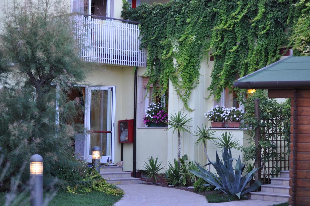 Hotel Righetto Fronte Mare カヴァッリーノ・トレポルティ エクステリア 写真