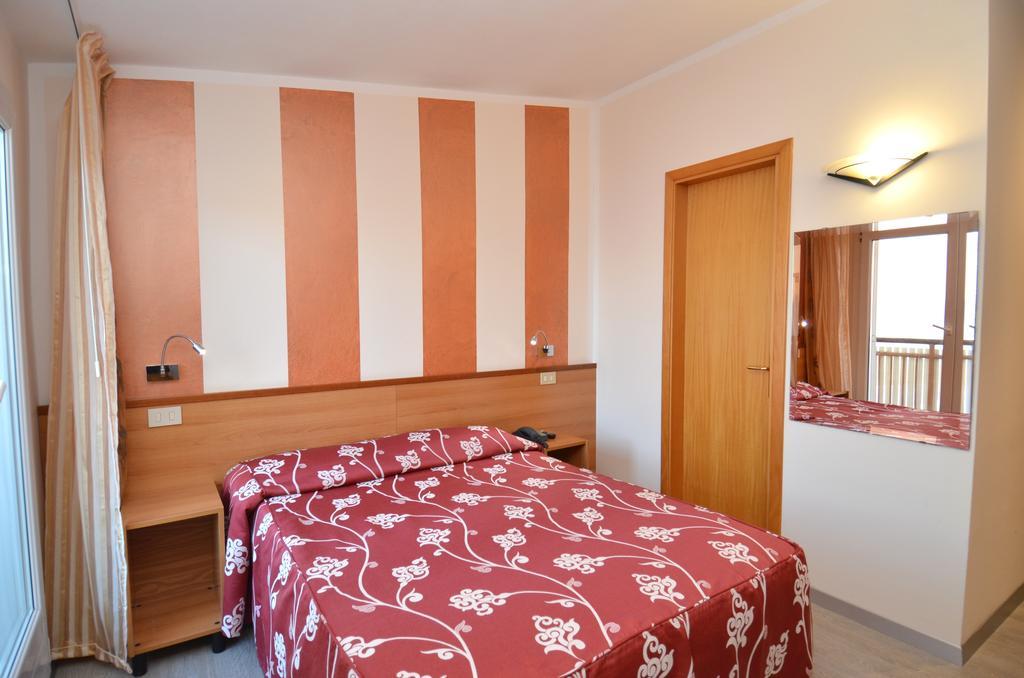 Hotel Righetto Fronte Mare カヴァッリーノ・トレポルティ エクステリア 写真