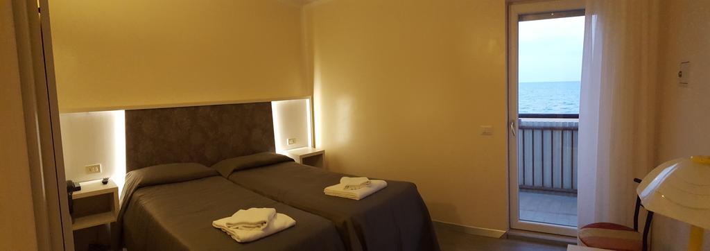 Hotel Righetto Fronte Mare カヴァッリーノ・トレポルティ エクステリア 写真