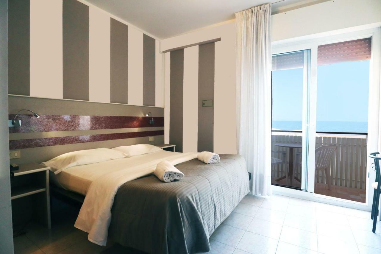Hotel Righetto Fronte Mare カヴァッリーノ・トレポルティ エクステリア 写真
