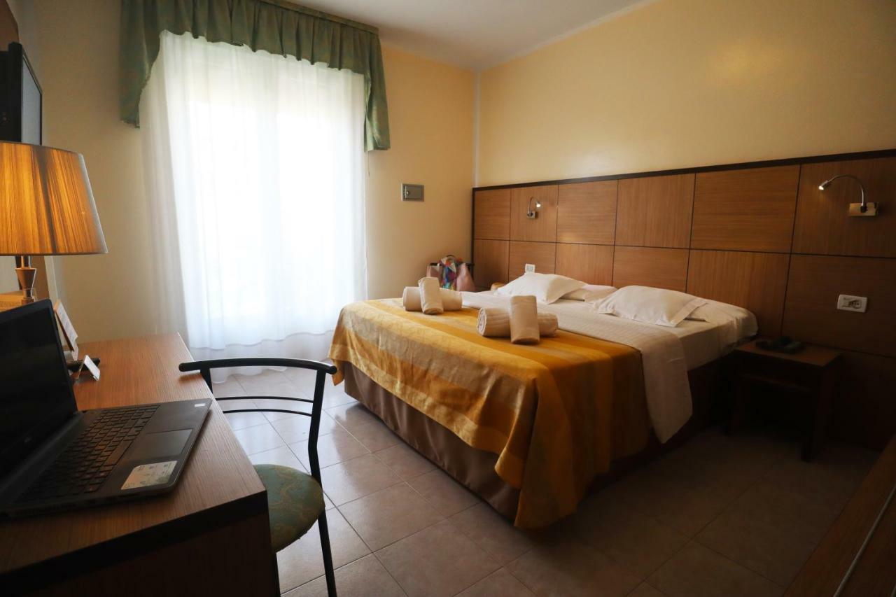 Hotel Righetto Fronte Mare カヴァッリーノ・トレポルティ エクステリア 写真